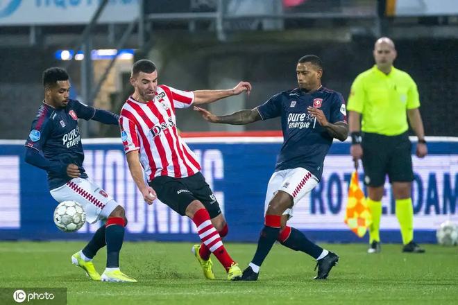 以其卓越的 以其卓越的